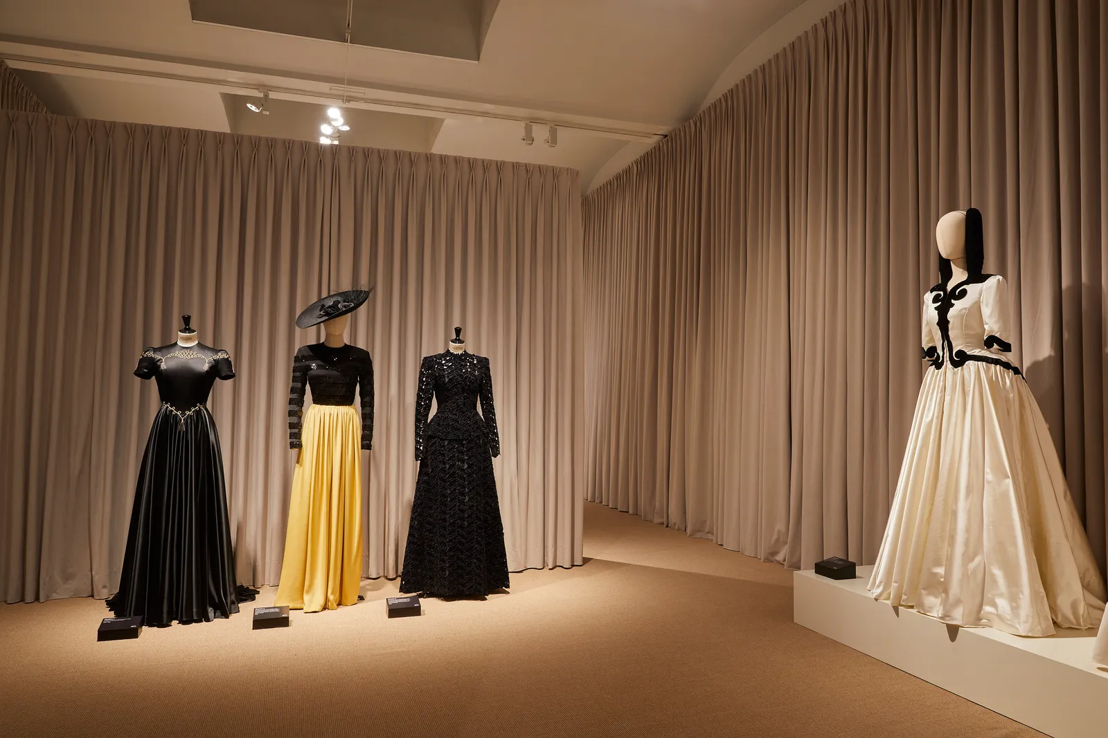 38 886855 «Cristóbal Balenciaga: La Moda En Su Máxima Expresión» - Textil E Indumentaria